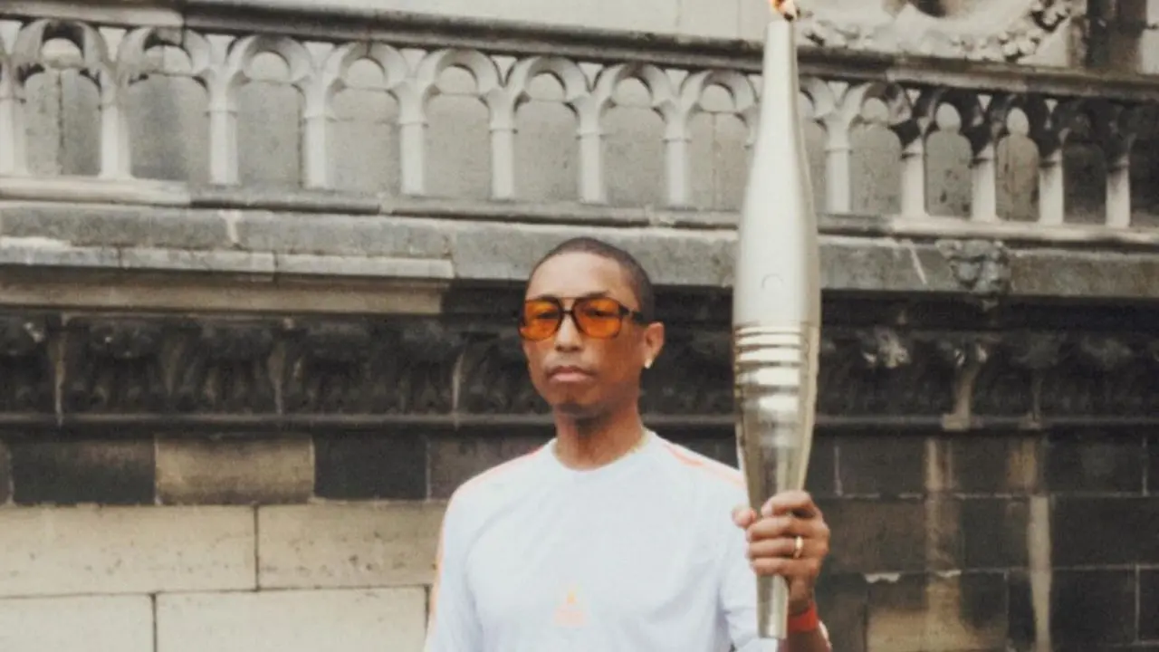 Pharell Williams Tampil Paling Trendy Sebagai Pembawa Obor Olimpiade Paris 2024, Sekece Apa?
