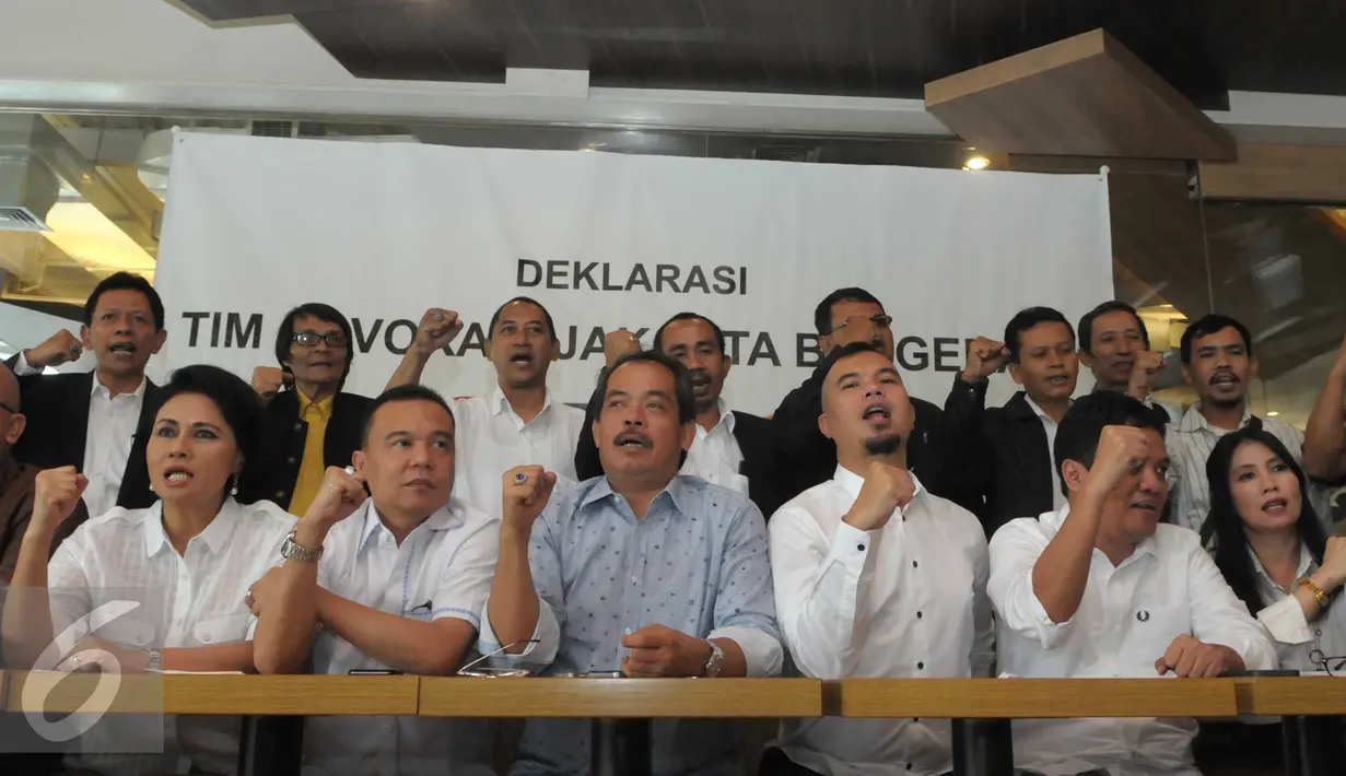 Musisi Ahmad Dhani bergabung dengan sejumlah pengacara mendeklarasikan Tim Advokasi Jakarta Bergerak, Jakarta, Rabu (30/3/2016). Dhani memperlihatkan sebuah rompi saat deklarasi. (Liputan6.com/Helmi Afandi)