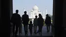 Siluet PM Kanada Justin Trudeau bersama sang istri, Sophie Gregoire Trudeau serta tiga anaknya saat memandangi Taj Mahal di Agra, India, Minggu (18/2). PM Kanada mengajak keluarganya ke Taj Mahal di sela-sela kunjungan ke India. (MONEY SHARMA/AFP)