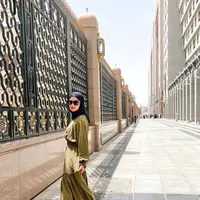 Tampil menawan dengan gamis hijau berbahan tile dots saat sedang beribadah di Tanah Suci. (instagram/ririnekawati)
