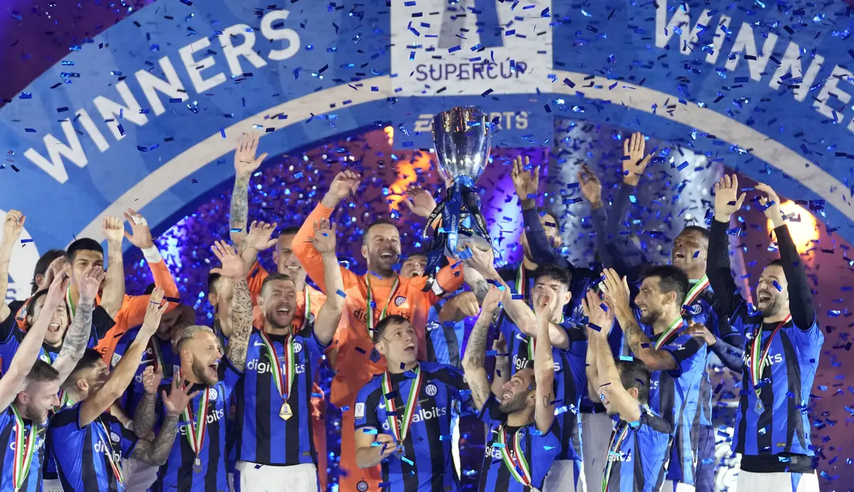 Para pemain Inter Milan memegang trofi saat mereka merayakannya gelar juara Piala Super Italia setelah mempecundangi rival sekota AC Milan di King Fahd International Stadium, Kamis (19/1/2023) dini hari WIB. Kepastian itu didapat seusai Inter menumbangkan Milan dengan skor 3-0 dalam partai final Piala Super Italia 2022-23. (AP Photo/Hussein Malla)