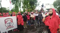 Gelombang aksi emak-emak bela Wali Kota Tri Rismaharini (Risma) masih berlanjut di Surabaya, Jawa Timur, pada Minggu (29/11/2020). (Foto: Liputan6.com/Dian Kurniawan)