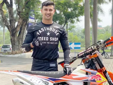 Ali Syakieb cukup aktif melakukan hobi bermotornya. Melalui akun Instagram pribadinya, adik dari Nabila Syakieb ini juga sering kali mengunggah foto ataupun video saat bermain motor trail. (Liputan6.com/IG/@alisyakieb)