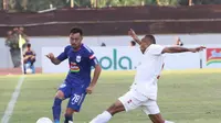 Pemain Barito Putra, Roni Beroperay (kanan) mencoba menghentikan gelandang PSIS, Shohei Matsunaga di Stadion Moch Soebroto, Magelang, Minggu (30/6/2019). (Bola.com/Vincentius Atmaja)