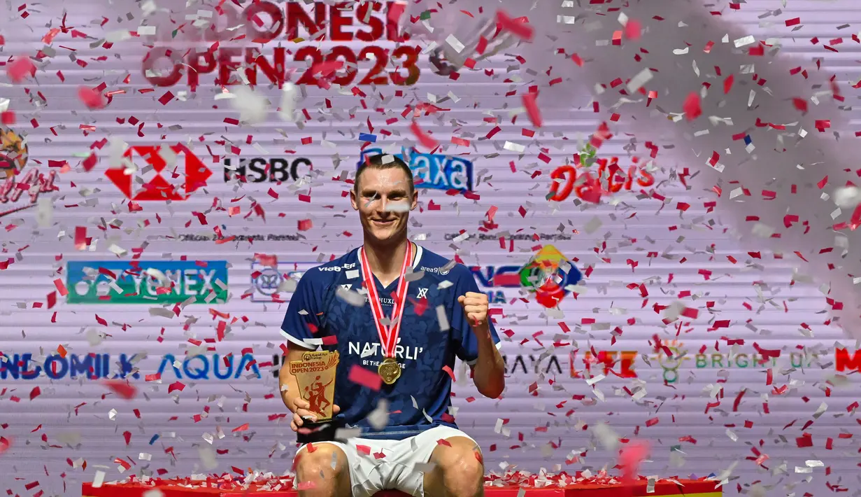 <p>Pebulu tangkis tunggal putra Denmark Viktor Axelsen berpose dengan piala dan medali mereka usai babak final Indonesia Open 2023 di Istora Senayan, Jakarta, Minggu (18/6/2023). (Photo by ADEK BERRY / AFP)</p>