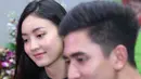 “Mungkin orang sering melihat kita berdua, padahal nggak cuma berdua. Banyak yang tiba-tiba suka foto, jadi mikirnya cuma berdua, kita pacaran. Padahal kita jalan ramai-ramai ada asisten, mama aku, mamanya Verrell," tambahnya. (Nurwahyunan/Bintang.com)