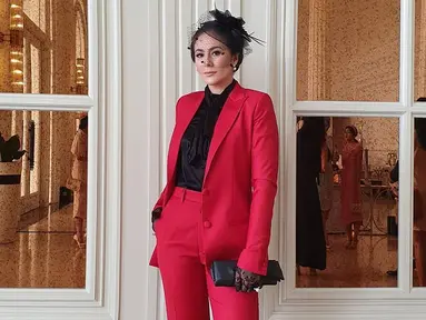 Menggunakan blazer merah yang dipadukan dengan kemeja polos berwarna hitam, penampilan Wulan Guritno satu ini jadi sorotan netizen. Dirinya pun menambahkan detail penampilannya dengan sarung tangan serta aksesoris kepala berwarna hitam. (Liputan6.com/IG/@wulanguritno)