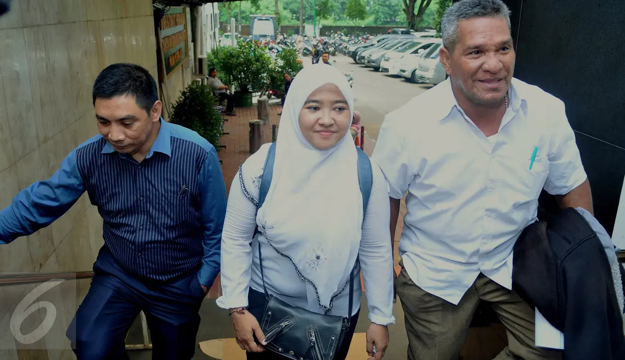 Yusri Isnaeni didampingi kuasa hukumnya saat melaporkan Gubernur DKI Jakarta Basuki Thahja Purnama ke Polda Metro jaya terkait kasus pencemaran nama baik kasus KJP, Jakarta, Selasa (5/1/2016). (Liputan6.com/Gempur M Surya)