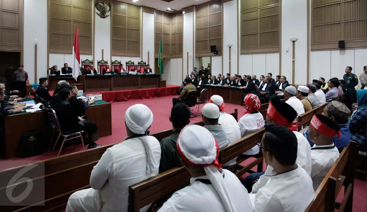 Terdakwa Basuki Tjahaja Purnama atau Ahok menjalani sidang lanjutan di Auditorium Kementan, Jakarta, Selasa (11/4). Sidang tuntutan terhadap Ahok ditunda karena JPU mengaku belum selesai menyusun surat tuntutan. (Liputan6.com/Pool/Rommy Pujianto)