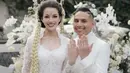 Kebaya pengantin Susan Sameh memiliki detail kancing mutiara dan kerah khas pengantin Sunda. [Foto: Instagram/didietmaulana]