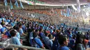 Buruh berkumpul di Gelora Bung Karno saat May Day 2016,Jakarta, Minggu (1/5) GBK merupakan titik kumpul para Buruh dalam penyampaian aspirasi buruh saat Perayaan Buruh Internasional. (Liputan6.com/Helmi Afandi)