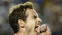 Andy Murray meluapkan emosinya saat laga di putaran keempat Australia Open lawan Bernard Tomic, Senin (25/1/2016). (REUTERS/Thomas Peter)