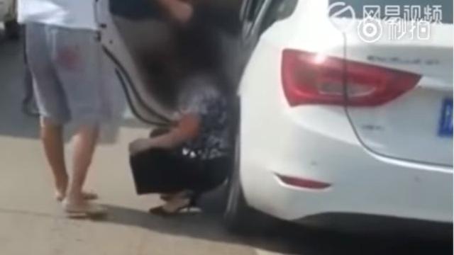 Murka, Pemuda Ini Amuk Wanita Selingkuhan Ayahnya di Jalan