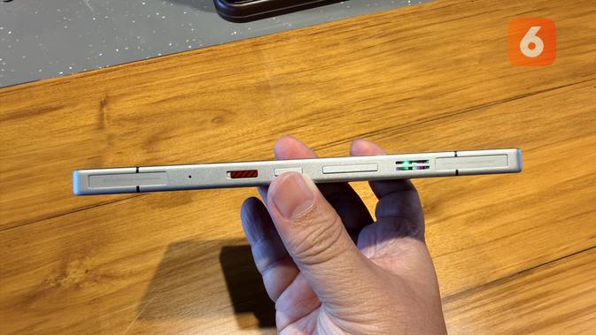 Sisi kanan bodi Redmagic 11 Pro tampilkan tombol power dan volumer, slider game mode, dua tombol kapasitf, dan ventilasi kipas. (Liputan6.com/ Yuslianson)