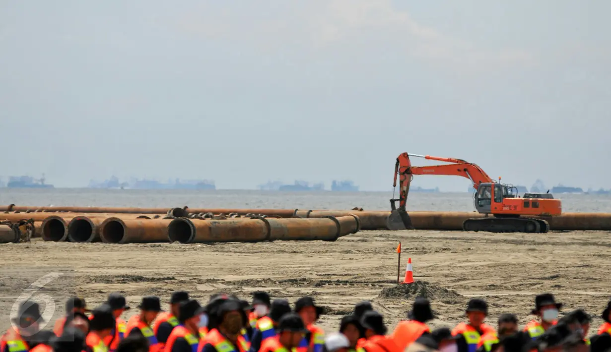 Alat berat juga dikerahkan untuk proyek Reklamasi Teluk Jakarta, Minggu (17/4). Rencananya, Tempat yang menjadi lokasi sumber penghidupan para nelayan Muara Angke itu mulai disulap menjadi daratan. (Liputan6.com/Yoppy Renato)