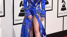 Penyanyi Lady Gaga berpose untuk fotografer saat tiba di karpet merah Grammy Awards ke-58 di Staples Center, Los Angeles, Senin (15/2). Tunangan Taylor Kinney mengenakan gaun dengan belahan paha yang cukup tinggi (Jason Merritt/Getty Images for NARAS/AFP)