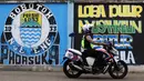 Polisi melintas dekat mural kreasi Bobotoh di Bandung, (16/7/2016). (Bola.com/Nicklas Hanoatubun)