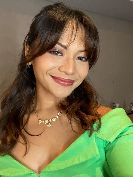 Amel juga tampil glam look dengan lipstik merah glossy, dan riasan mata shimmer bold. Ia pun tampak tak mengaplikasikan blush on. [@amelcarla]