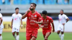 Pemain Persija Jakarta, Abdulla Yusuf Helal melakukan selebrasi setelah mencetak gol pertama timnya ke gawang PSM Makassar dalam laga lanjutan BRI Liga 1 2022/2023 di Stadion Patriot Candrabhaga, Bekasi, Rabu (25/1/2023) sore WIB. (Bola.com/M Iqbal Ichsan)