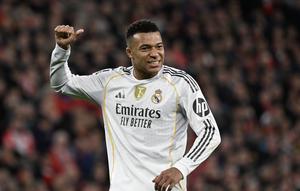 Penyerang Real Madrid asal Prancis, Kylian Mbappe, memberi isyarat saat laga La Liga melawan Athletic Bilbao di San Mames, Bilbao, 3 Desember 2025. (ANDER GILLENEA / AFP)