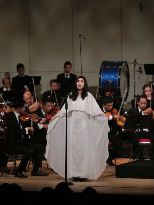 Isyana Sarasvati tampil mengenakan gaun putih. Ia mengaku sangat bahagia. Menurutnya, kembali bernyanyi lagu klasik membuatnya seolah pulang ke rumah, yang menjadi awal kesuksesan kariernya saat ini. (Adrian Putra/Bintang.com)