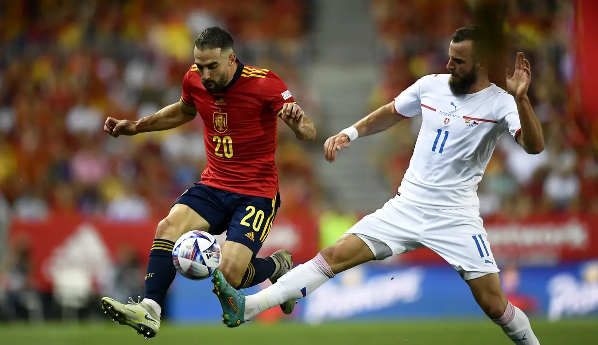 Pemain Republik Ceko Vaclav Jurecka berebut bola dengan pemain Spanyol Dani Carvajal (kiri) pada pertandingan sepak bola UEFA Nations League di Stadion La Rosaleda, Malaga, Spanyol, 12 Juni 2022. Spanyol menang 2-0. (AP Photo/Jose Breton)