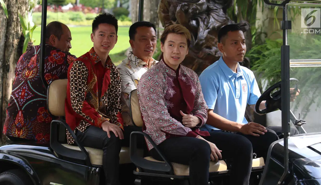 Menpora Imam Nahrawi menemani ganda putra peraih emas di All England, Kevin Sanjaya/Marcus Gideon menemui Presiden Jokowi di Istana Merdeka, Jakarta, Senin (2/4). (Liputan6.com/Angga Yuniar)