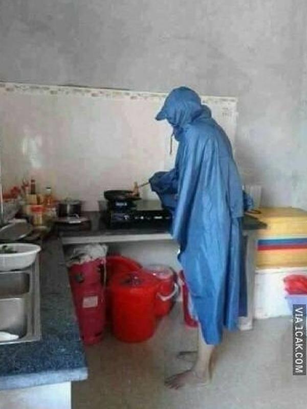 momen kocak pria memasak (foto: 1Cak)