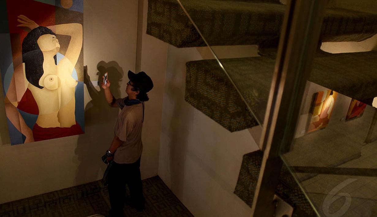 Wanita-istri dimata RB Ali bukan saja sebagai pendamping hidup, tetapi sekaligus sumber inspirasi bagi kelahiran dan pengembangan ide-ide dalam melukis, Jakarta, (6/10/14). (Liputan6.com/Faizal Fanani)