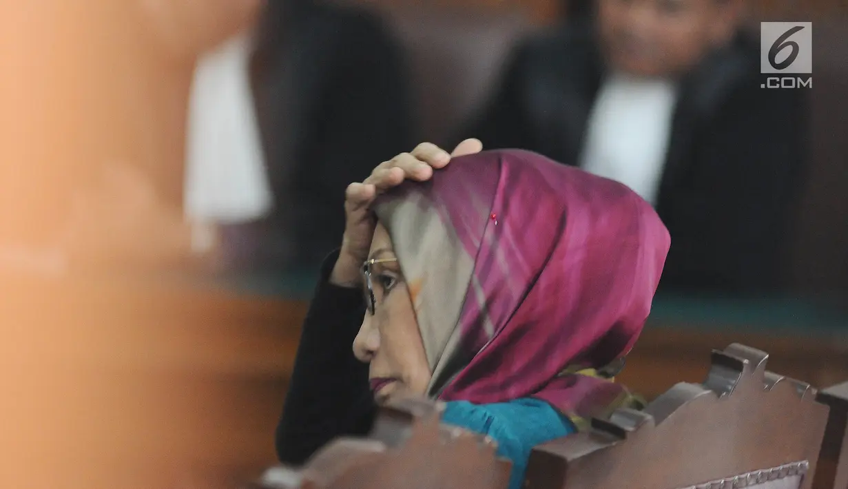 Terdakwa kasus dugaan penyebaran berita bohong Ratna Sarumpaet menjalani sidang lanjutan di PN Jakarta Selatan, Selasa (12/3). Sidang mendengarkan tanggapan JPU atas nota keberatan yang disampaikan pengacara Ratna. (Liputan6.com/Herman Zakharia)