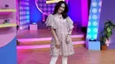 <p>Mini dress tetap bisa digunakan saat Lebaran dipadukan dengan skinny pants dan heels. Looknya tetap elegan tapi santun. [@ayutingting92]</p>