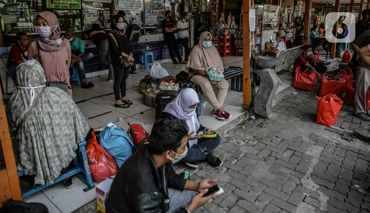 Calon penumpang menunggu jadwal keberangkatan bus di Terminal Kalideres, Jakarta, Senin (26/4/2021). Pemerintah memperpanjang masa larangan mudik Lebaran yaitu mulai dari 22 April hingga 24 Mei 2021. (Liputan6.com/Faizal Fanani)