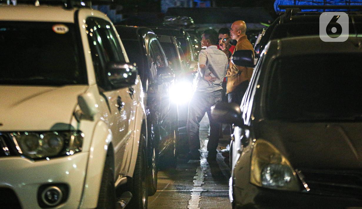 Berdasarkan dari data ASDP, mulai 12-17 April 2023 tercatat sudah lebih 55 ribu kendaraan melewati Pelabuhan Merak menuju Bakauheni.  (Liputan6.com/Faizal Fanani)