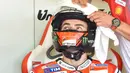 Pebalap Ducati, Jorge Lorenzo menunggu helmnya selesai dibersihkan saat sesi latihan bebas pada balapan San Marino Moto GP Grand Prix di Marco Simoncelli Circuit, Misano (9/9/2017). (AFP/Andreas Solaro)