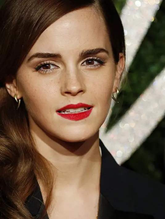 Dalam klip tersebut diperlihatkan Ethan Hawke yang sedang menyelidiki sebuah rumah dengan panduan suara dari Emma Watson.  (AFP/Bintang.com)