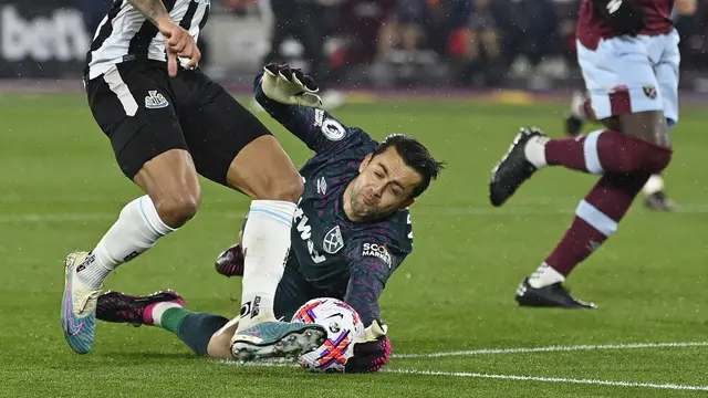 Foto: Nick Pope Cedera, Pangeran Arab Pilih David De Gea atau Deretan Kiper Hebat Ini?