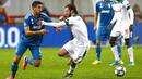 Gelandang Juventus, Sami Khedira, berusaha melewati pemain Lokomotiv Moscow, Grzegorz Krychowiak, pada laga Liga Champions di RZD Arena, Rabu (6/11). Lokomotiv Moscow takluk 1-2 dari Juventus. (AP/Alexander Zemlianichenko)