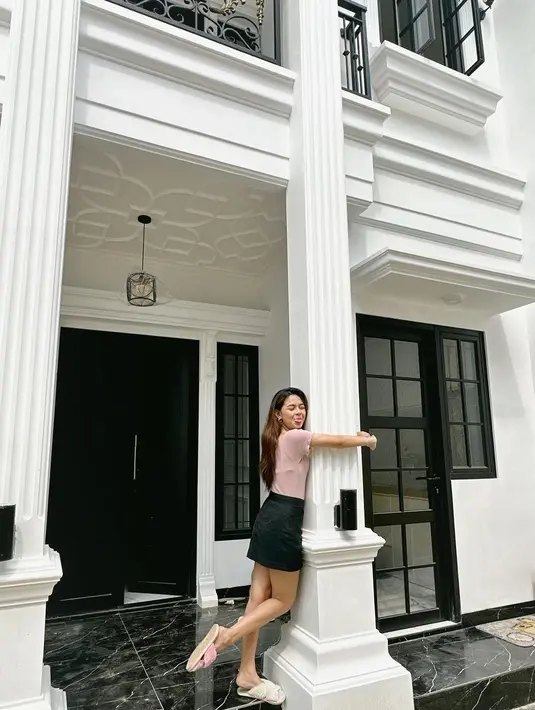 Berawal dari kontrakan sempit, kini tak disangka Dinda Mahira sudah punya rumah minimalis ala Eropa atas nama dirinya sendiri. Dilihat dari penampakannya yang masih berantakan, berdebu dan belum banyak perabotan, rumah tersebut sepertinya baru saja didatangi oleh DInda Mahira. Penggemar yang akui bangga dengan pencapaian Dinda juga ramai mendoakan karier artis muda ini semakin sukses. (Liputan6.com/IG/@dindaaaaa.17)