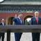 Presiden Tiongkok, Xi Jinping (tengah) dan Presiden Amerika Serikat (AS), Donald Trump saat mengunjungi Temple of Heaven, Beijing, Kamis 14 Mei 2026. (Brendan Smialowski/Pool Photo via AP)