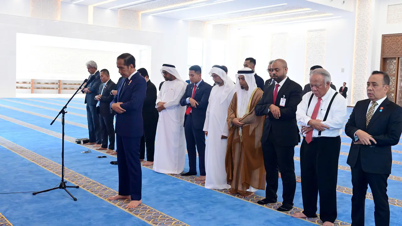 Presiden Joko Widodo atau Jokowi mengunjungi Masjid Presiden Joko Widodo di sela-sela kunjungan kenegaraannya di Abu Dhabi, Uni Emirat Arab (UEA), Rabu (17/7/2024) (Muchlis Jr - Biro Pers Sekretariat Presiden)