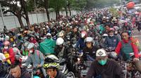 Antrean panjang ribuan pemudik sepeda motor dan mobil di Pelabuhan Merak pada arus mudik Lebaran 2022. (Liputan6.com/Yandhi Deslatama)
