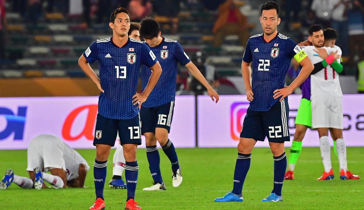 Pemain Jepang, Yoshinori Muto dan Maya Yoshida, tampak kecewa usai dikalahkan Qatar pada laga final Piala Asia 2019 di Stadion Zayed Sports City, Abu Dhabi, Jumat (1/2). Qatar menang 3-1 atas Jepang. (AFP/Giuseppe Cacace)