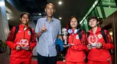 Pemain Timnas Indonesia, Laita Roati (kiri), Viny Silfianus (kedua kanan), Reva Octaviani (kanan), dan pelatih Satoru Mochizuki (kedua kiri) berpose dengan membawa trofi Piala AFF Wanita 2024 dan penghargaan individu (kiper terbaik dan pemain terbaik) saat mendarat di Gedung VVIP Terminal 3 Bandara Soekarno Hatta, Tangerang, Jumat (06/12/2024). (Bola.com/Bagaskara Lazuardi)