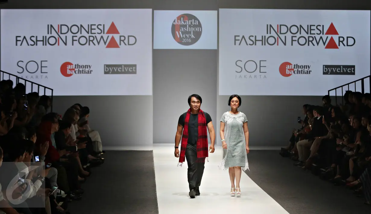 Sejumlah desainer saat parade fashion show pada pembukaan Jakarta Fashion Week (JFW) 2016 di Senayan City, Sabtu (24/10/2015). Pekan mode terbesar di Asia Tenggara ini berlangsung selama 24-30 Oktober . (Liputan6.com/Imanuel Antonius)