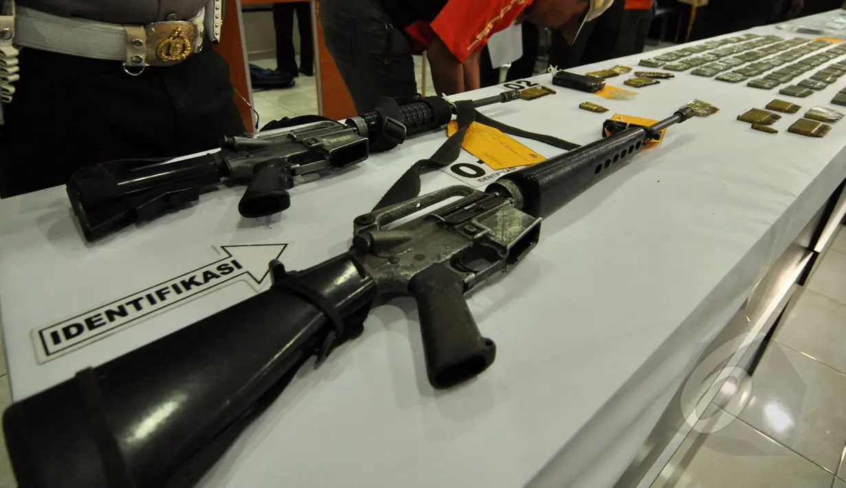 Beberapa senjata laras panjang diamankan untuk dijadikan barang bukti pasca baku tembak tim BKO Korps Brimob Kelapa Dua dengan kelompok sipil bersenjata pimpinan Santoso di Polda Sulteng, Palu, Selasa (26/5/2015). (Liputan6.com/Dio Pratama)