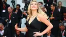 Model Kate Upton berpose untuk fotografer saat menghadiri pemutaran perdana film 'Marriage Story' di Venice Film Festival 2019, Italia, Kamis (29/8/2019). Wanita terseksi di dunia versi majalah Maxim tersebut tampil memesona dengan balutan gaun hitam. (Photo by Joel C Ryan/Invision/AP)