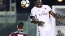 Pemain AC Milan, Franck Kessie (kanan) menyundul bola saat diadang pemain Crotone, Adrian Stoian pada lanjutan Serie A di Ezio Scida Stadium, (20/8/2017). Milan menang 3-0. (AFP/ Carlo Hermann)