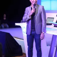 "Di tempat syuting, kalau aku break, aku suka ngeset tempat aku kayak ruang kerja, ada WiFi dan modem, jadi ada colokan banyak di bawah meja. Untungnya karena teknologi, jadi bisa dimana aja, pake laptop,"tandas Christian. (Nurwahyunan/Bintang.com)