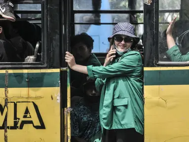 Mahasiswi berada di bus saat mengikuti aksi menolak UU Cipta Kerja di kawasan Patung Kuda, Jakarta, Selasa (20/10/2020). Puluhan mahasiswi turut menghiasi aksi menolak UU Cipta Kerja yang diikuti oleh buruh, mahasiswa, dan pelajar. (merdeka.com/Iqbal S. Nugroho)