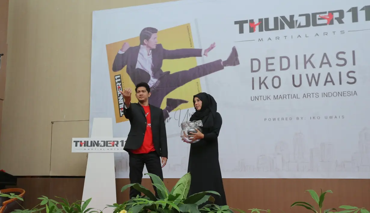 "Tapi saya sudah punya keluarga, saya udah punya istri dan anak, itu tanggung jawab saya dunia akhirat." lanjutnya usai peluncuran Thunder11 Center of Martials Arts di Hotel Horison, Bekasi. (Deki Prayoga/Bintang.com)
